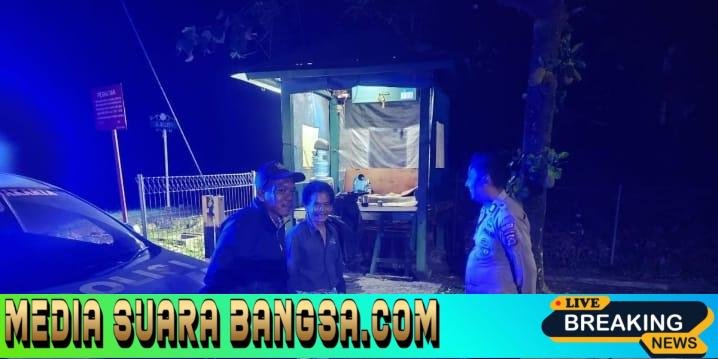 Personel Samapta Polsek Purwakarta Menyapa Masyarakat di POS Ronda Komplek Perumahan KS   