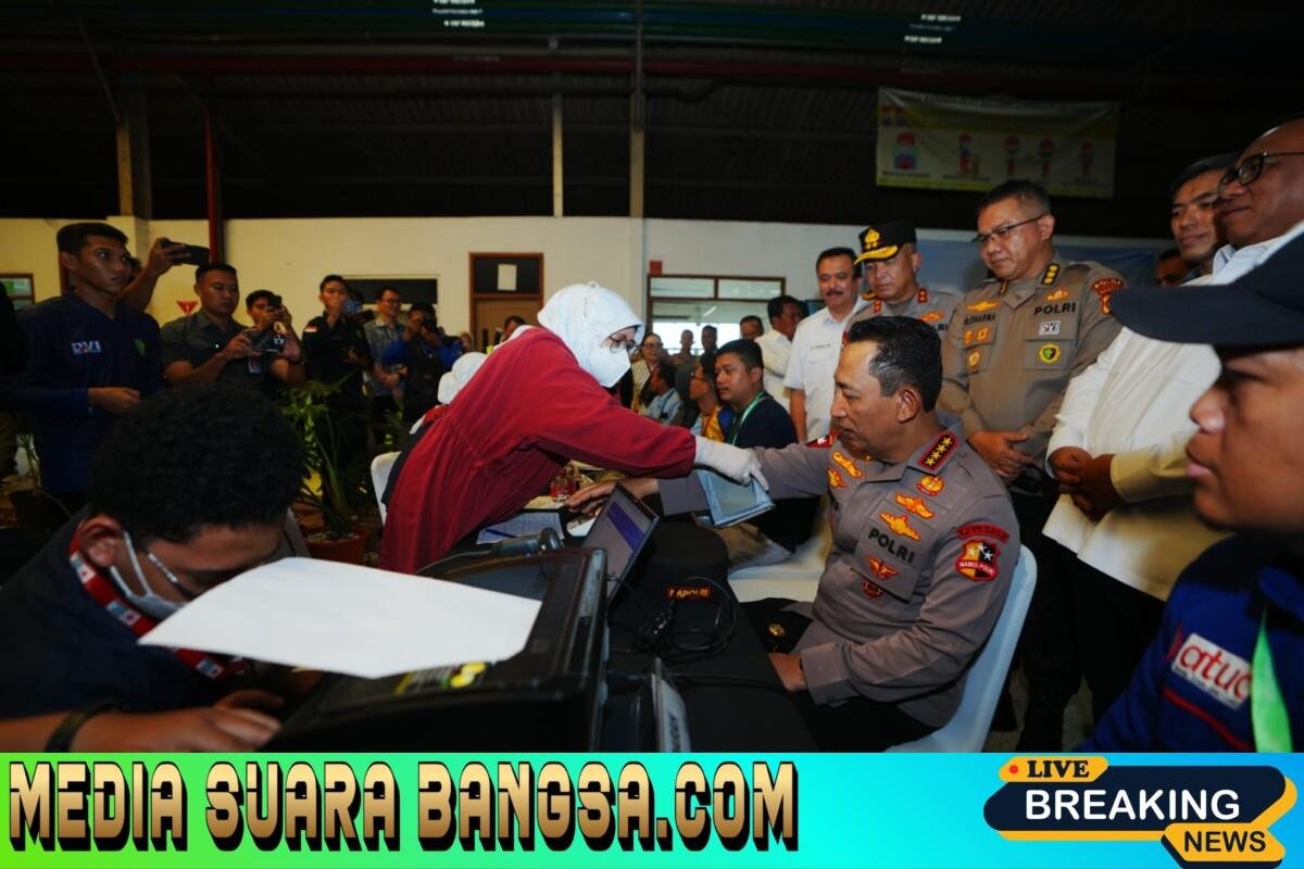 Momen Kapolri Ikut Donor Darah saat Hadiri Baksos HUT ke-53 Buruh KSPSI