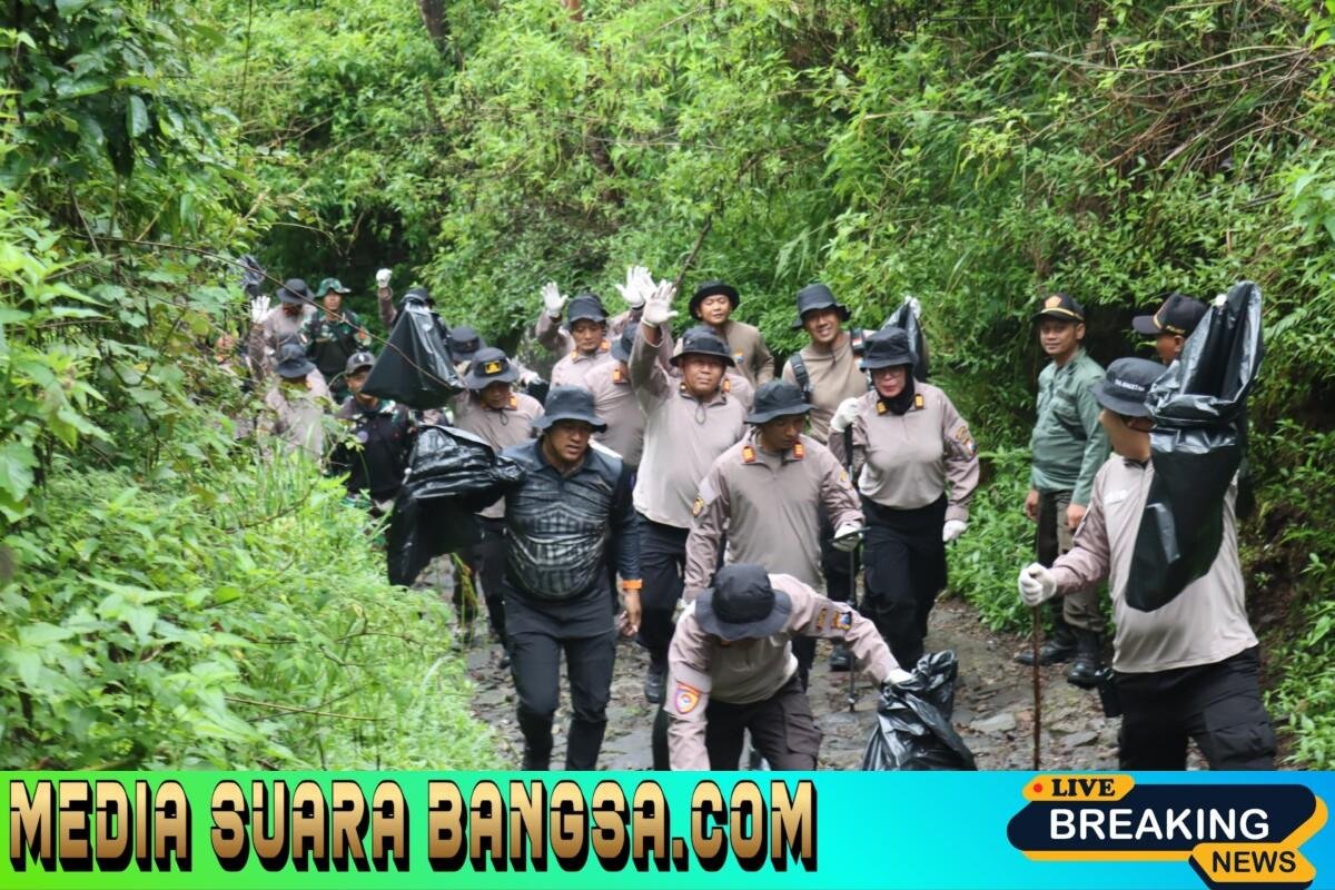 Gerakan Indonesia ASRI : Polres Magetan Gelar Korve di Jalur Pendakian Gunung Lawu