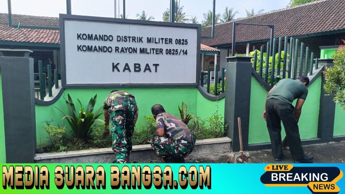 Sambut Ramadhan 1447 H, Personel Koramil 0825/14 Kabat Gelar Karya Bhakti Bersihkan Makoramil