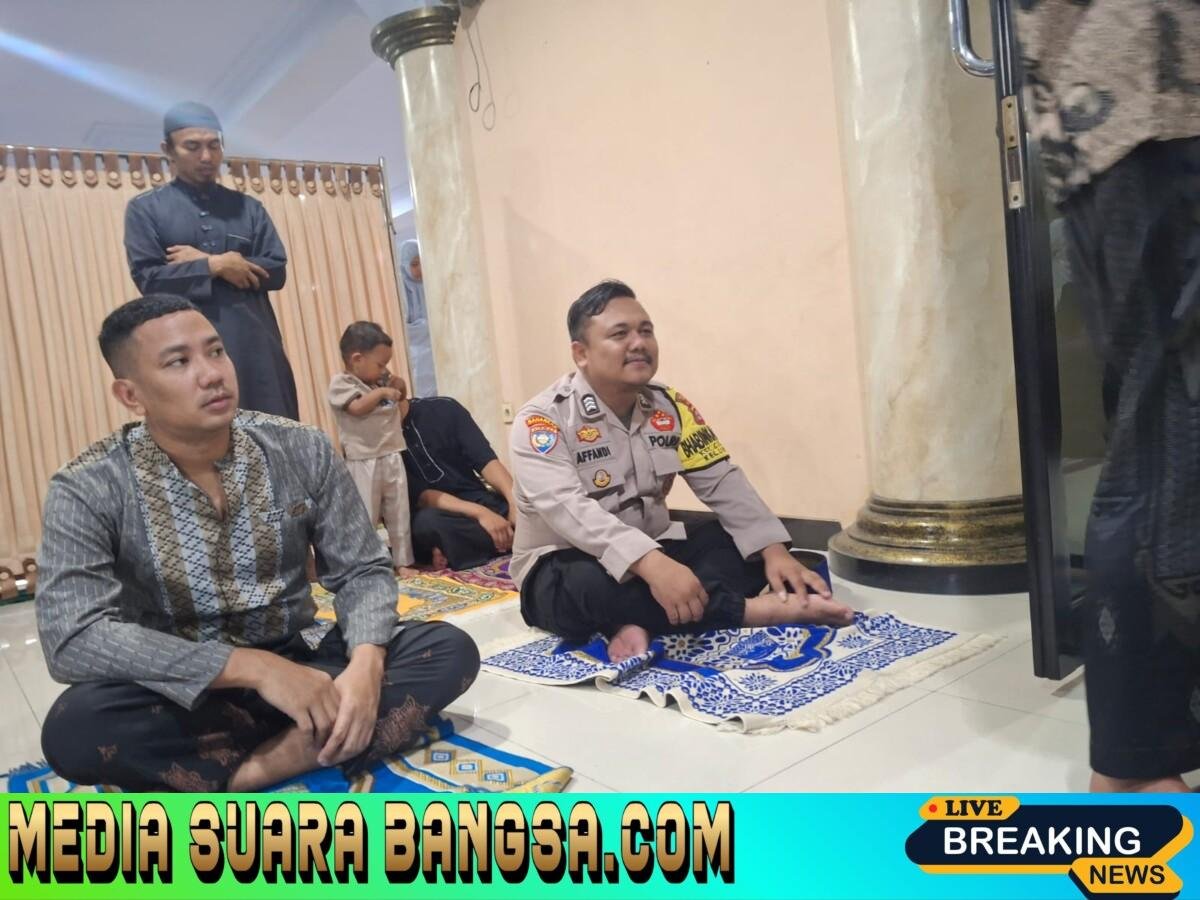 Bukan Tak Ingin Sholat Tarawih Di Dalam Masjid, Ini Tujuan Brigpol Affandi Surya Darma Sholat Dekat Parkiran 