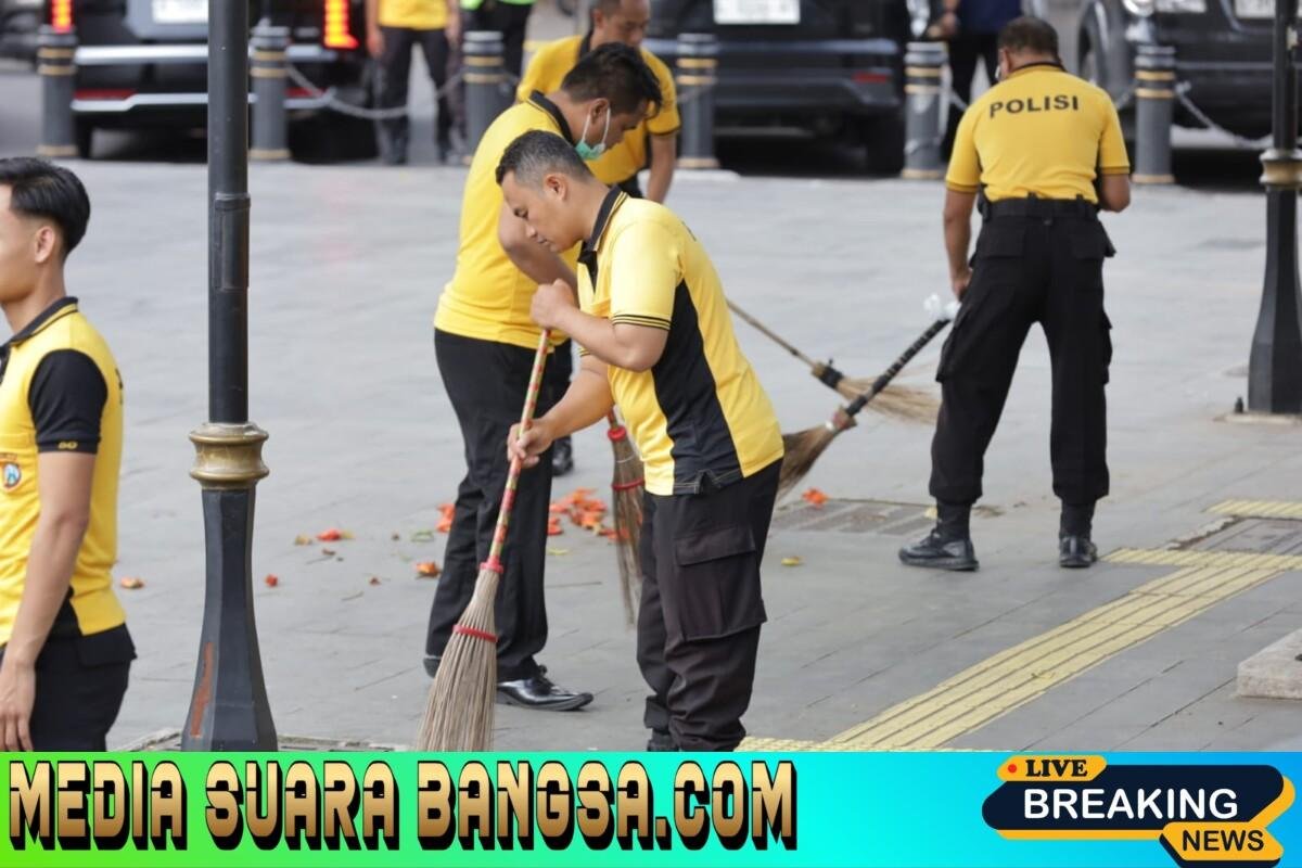 Gerakan Nasional ASRI: Polrestabes Surabaya Bersihkan Kawasan Jembatan Merah