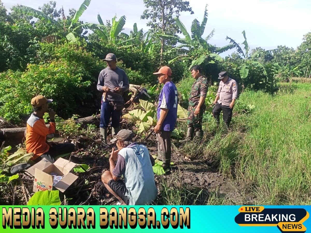 Babinsa Koramil 0825/09 Tegaldlimo, Kerja Bhakti Pembersihan Ranting Tepi Sungai Kendalrejo