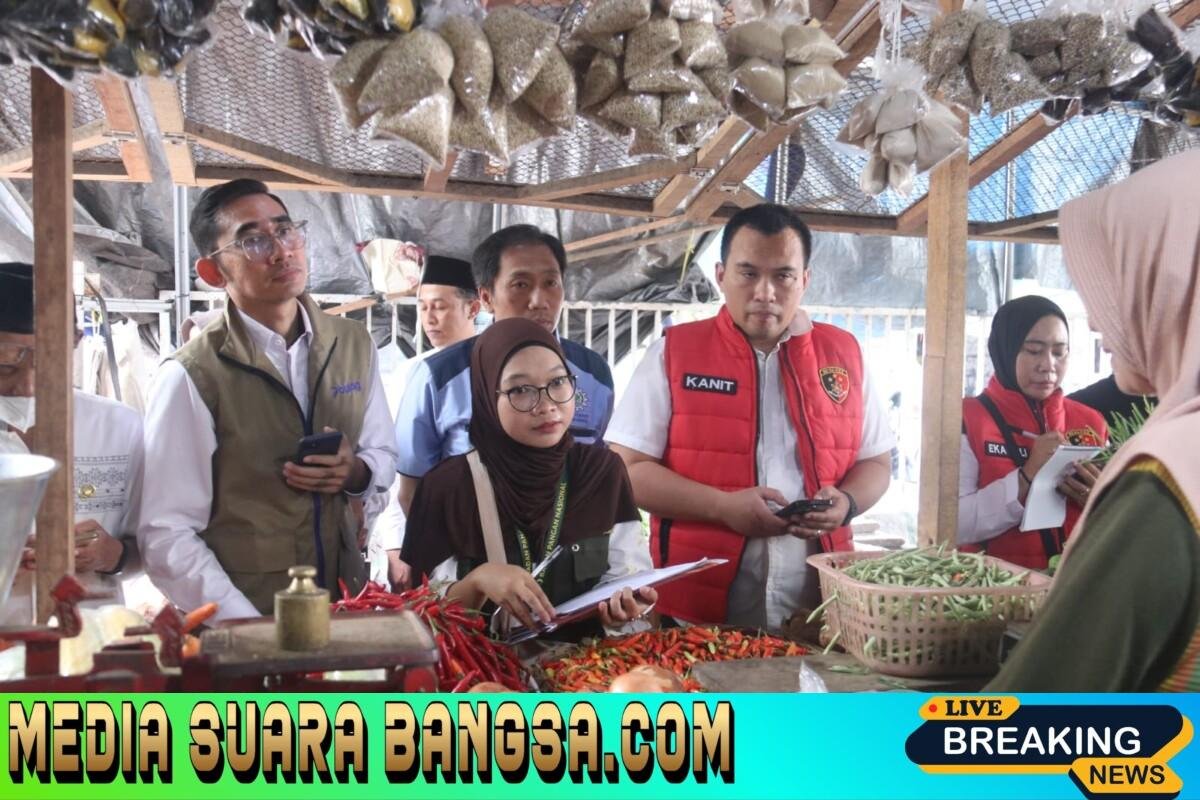 Satgas Pangan Banyuwangi sidak pasar tradisional dan modern. Harga cabai dan ayam turun, daging sapi naik. Warga diminta tak panik.