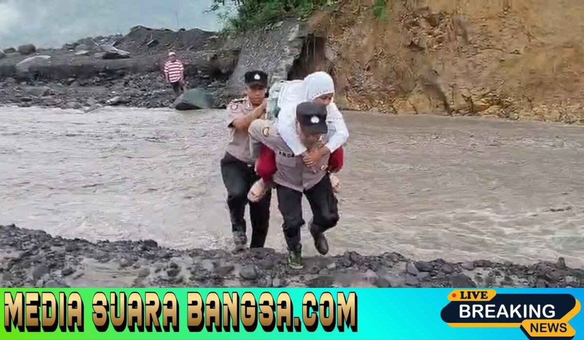 Aksi Heroik Polisi di Lumajang Gendong Siswa SD Seberangi Lahar Dingin Semeru