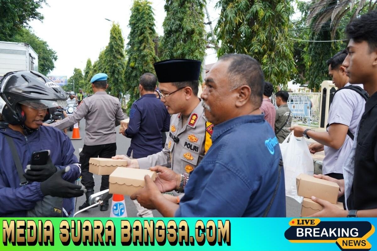 Polres Situbondo Bersama Insan Pers Berbagi Takjil Ratusan Bungkus Habis Dalam 10 Menit