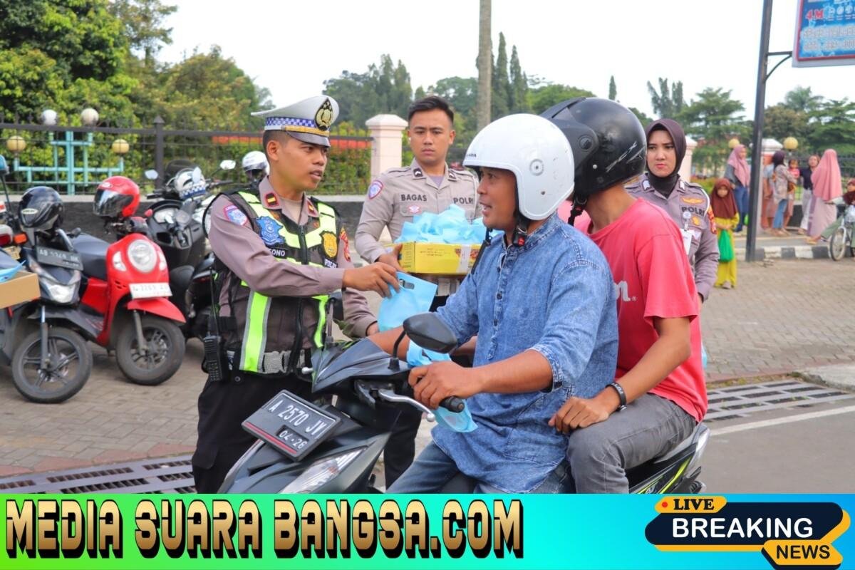 Satlantas Polres Pandeglang Tebar Kebaikan Ramadan, Ratusan Takjil Dibagikan di Alun-Alun Pandeglang