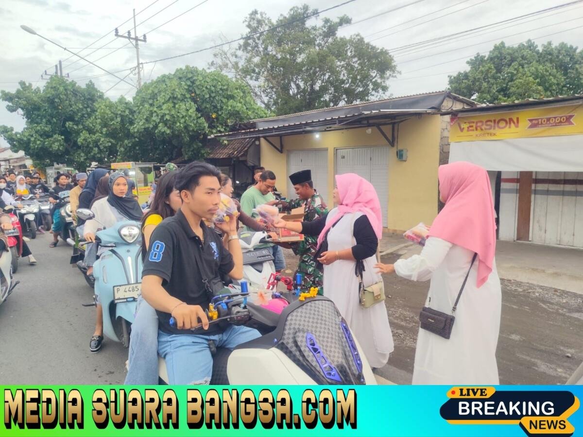 Anggota Koramil 0825/17 Muncar dan Persit KCK Ranting 18 Gelar Bagi Takjil dan Buka Bersama