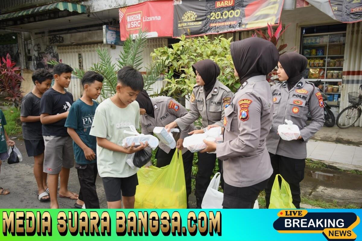 Semangat Ramadhan, Polwan Polres Bondowoso Tebar 500 Takjil di Pasar Induk