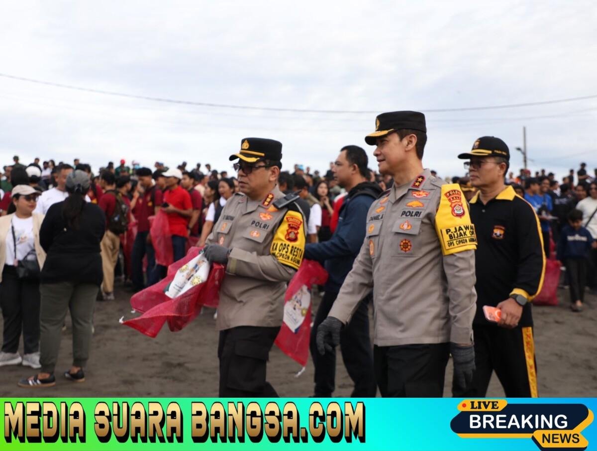 Jaga Keseimbangan Ekosistem Pantai dan Laut, Kapolda Bali Ikut Dalam Aksi Bersih-Bersih Pantai Padang Galak