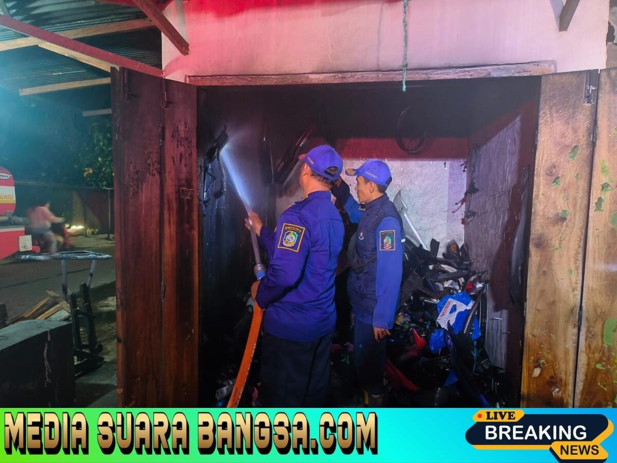 Diduga Akibat Petasan, Kios Loak Motor di Kepatihan Banyuwangi Terbakar