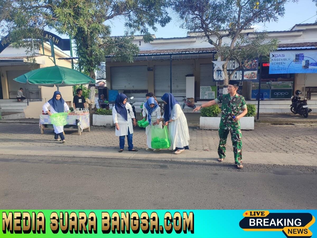 Ramadan Penuh Berkah, Koramil 0825/03 Glagah dan Persit Ranting 4 Bagikan Takjil kepada Masyarakat