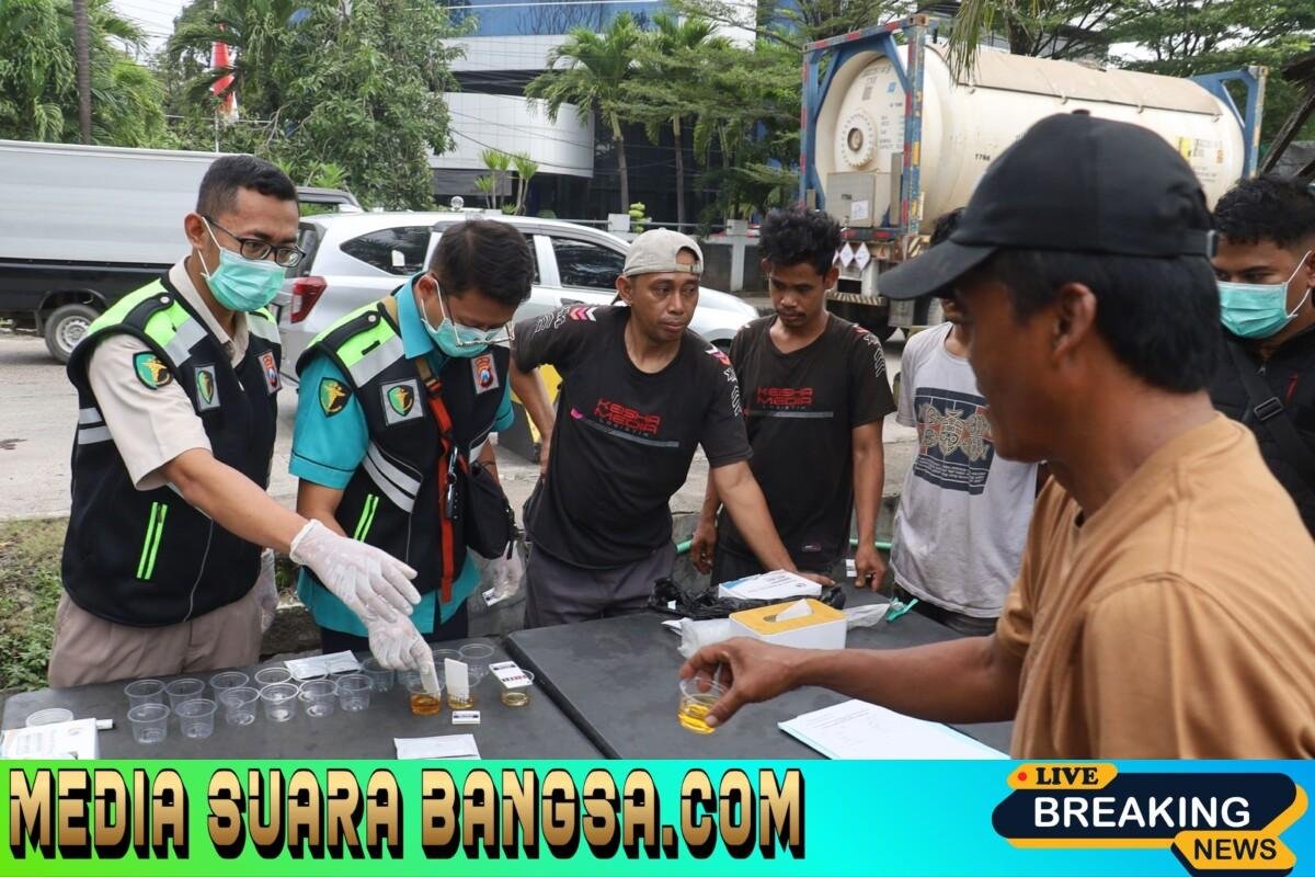 Polres Pelabuhan Tanjungperak Test Urine Sopir Truk dan Bus Jelang Mudik Lebaran