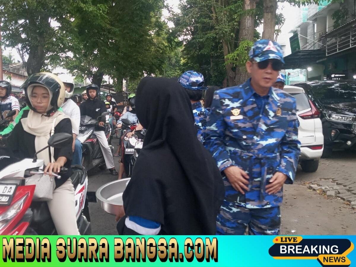 Partai Demokrat DPC Banyuwangi Bagikan Takjil Bersama Michael Edy Hariyanto