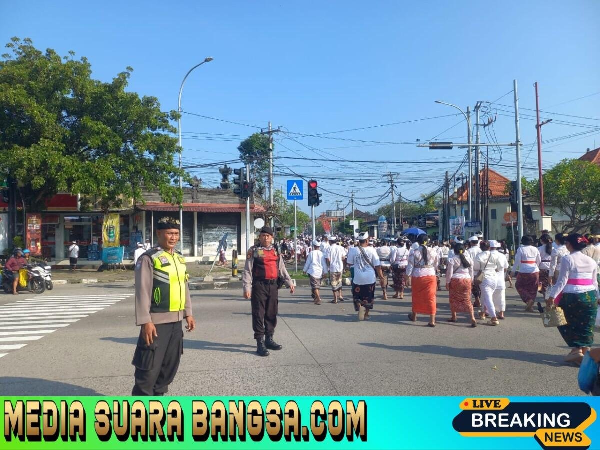 Polsek Gianyar Amankan Prosesi Melasti Desa Adat Serongga ke Pantai Lebih