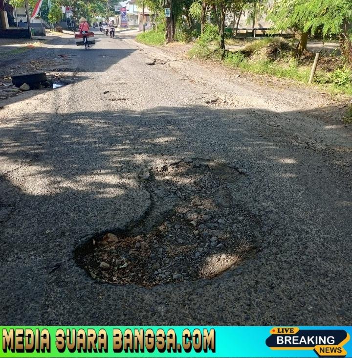 Pengguna Jalan Keluhkan Kerusakan Parah Jalan Desa Canga’an Genteng, Warga Ancam Blokir Jalan Jika Tak Segera Diperbaiki