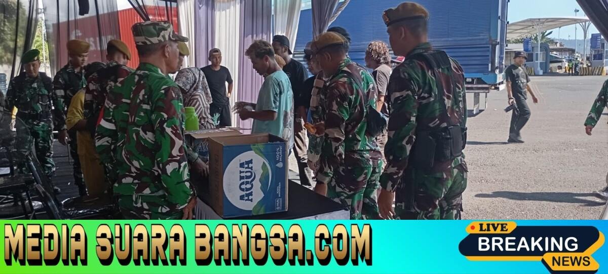 Personel Kodim 0825/Banyuwangi Siaga di Tiga Titik Krusial, Bagikan Air Minum dan Makanan di Tengah Pengamanan Arus Mudik Ketapang