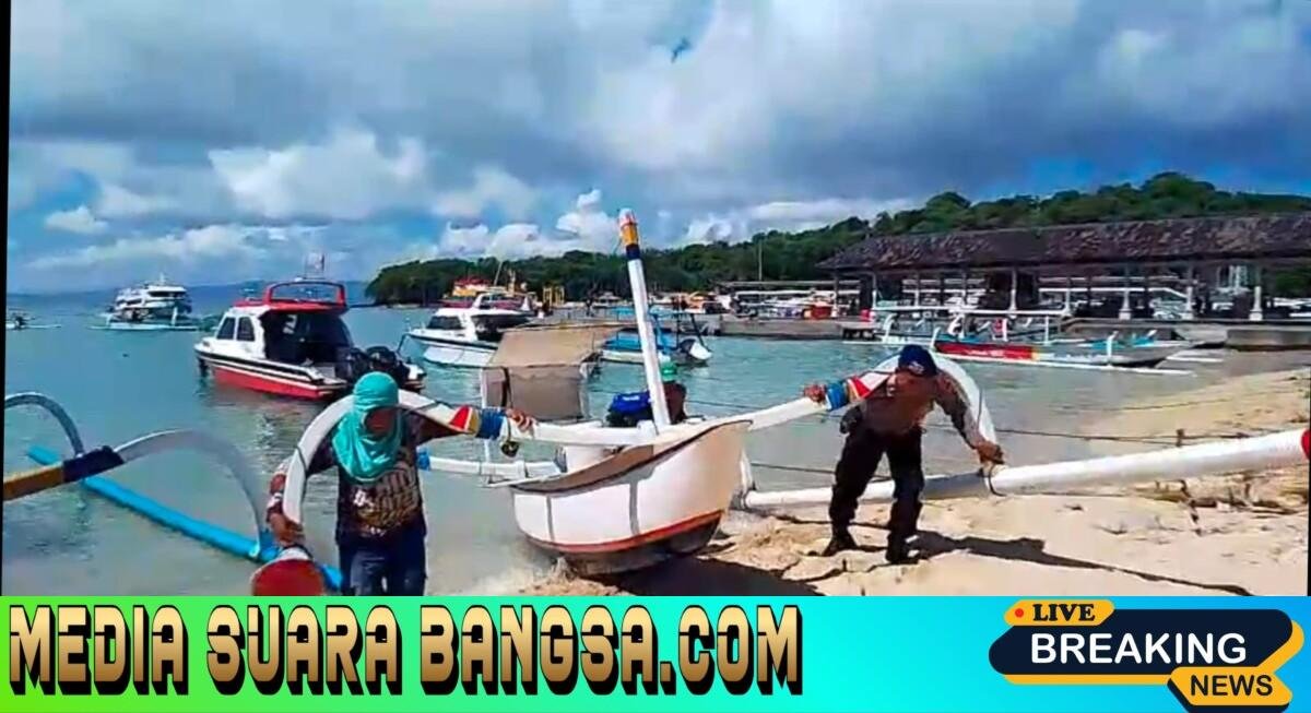 Satpolairud Polres Karangasem Bantu  Kelompok Nelayan Menarik Jukung ke Daratan.