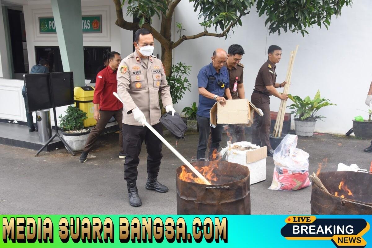 Sinergi Tiga Pilar Penegak Hukum, Polres Bondowoso Bersama Kejari Gelar Pemusnahan Barang Bukti Inkrah