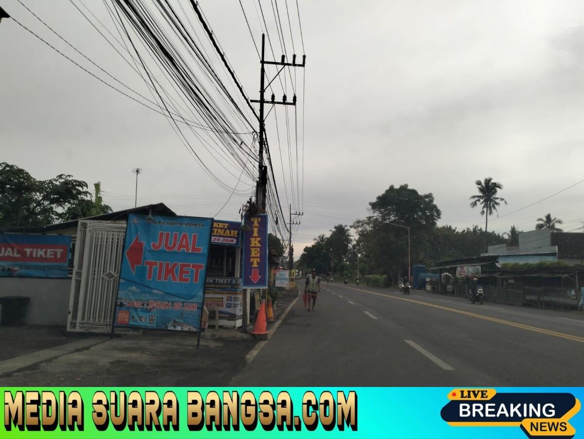Lapak Buah dan Tiket Online di Bahu Jalan Picu Rawan Kecelakaan di Jalur Situbondo–Banyuwangi