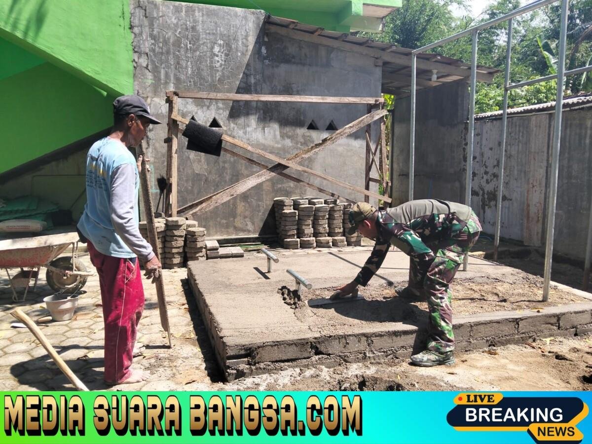 Babinsa Kandangan Bersama Anggota Koramil Pesanggaran Bangun Sarana Garjas di Ponpes Darul Falah