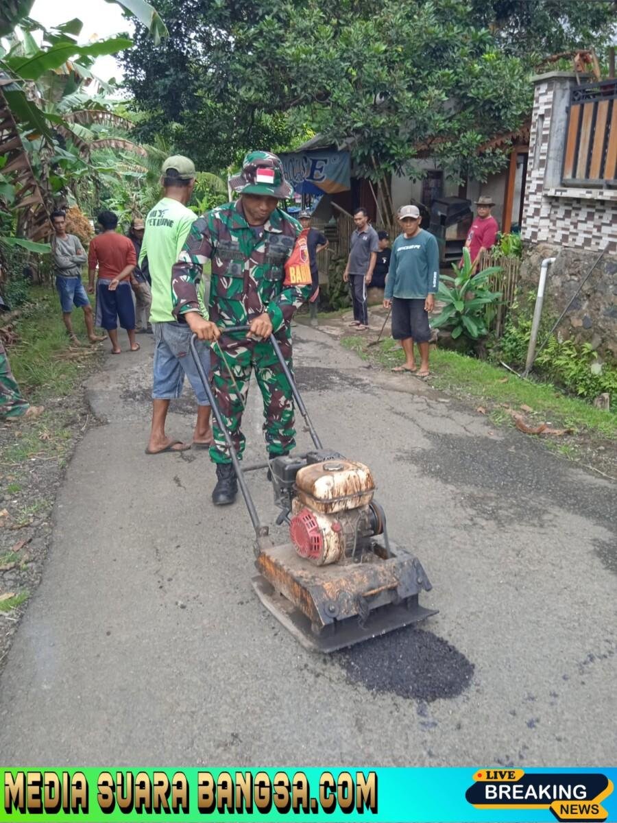 Aksi Nyata Babinsa di Glagah: Pimpin Warga Perbaiki Jalan Rusak, 300 Meter Tuntas Demi Kenyamanan Bersama