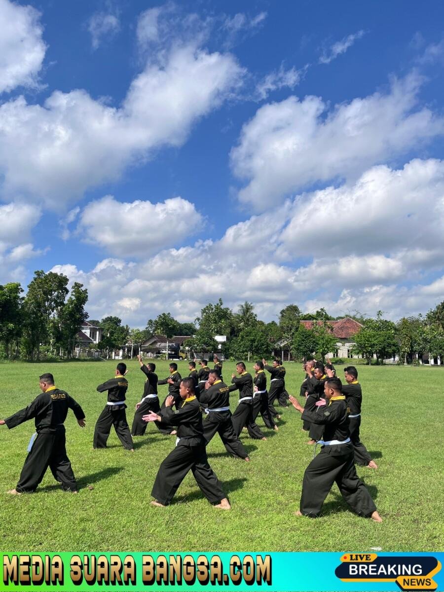 Sengatan Mentari Tak Surutkan Semangat Prajurit Kodim 0825 Banyuwangi Latihan Pencak Silat Militer di Bangorejo