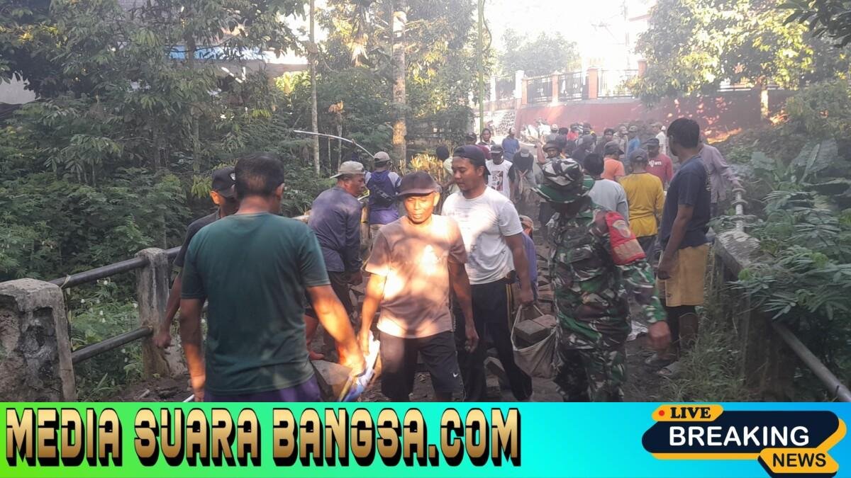 Babinsa Koramil Songgon Turun Gunung : TNI Dan Rakyat Bersatu Bersihkan Jalan Demi jembatan Harapan Dusun Gumukcandi