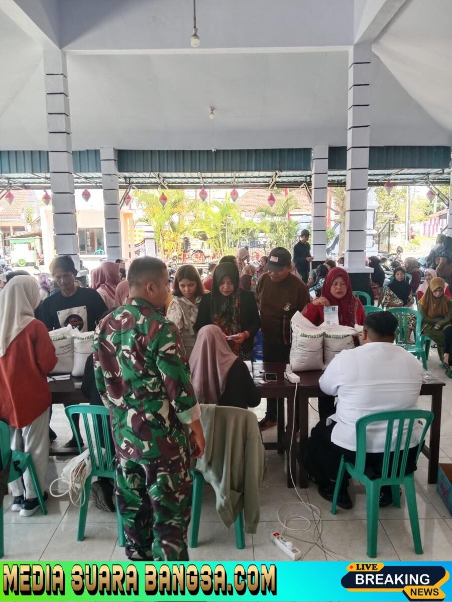 Dampingi Warga, Babinsa Rogojampi Monitoring Distribusi Bantuan Pangan Berjalan Aman dan Tertib