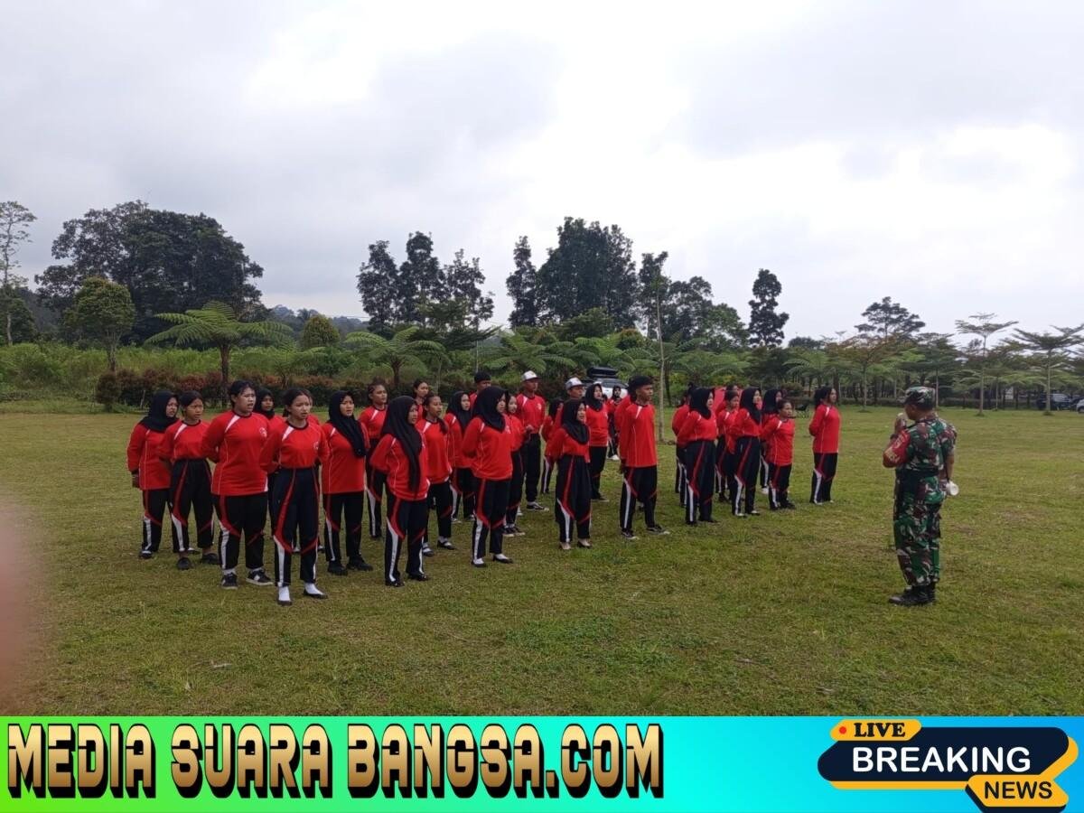 Disiplin Sejak Dini Babinsa Koramil Songgon Tempa Jiwa Kepemimpinan Calon Penerus OSIS SMK 17 Agustus 1945 Cluring