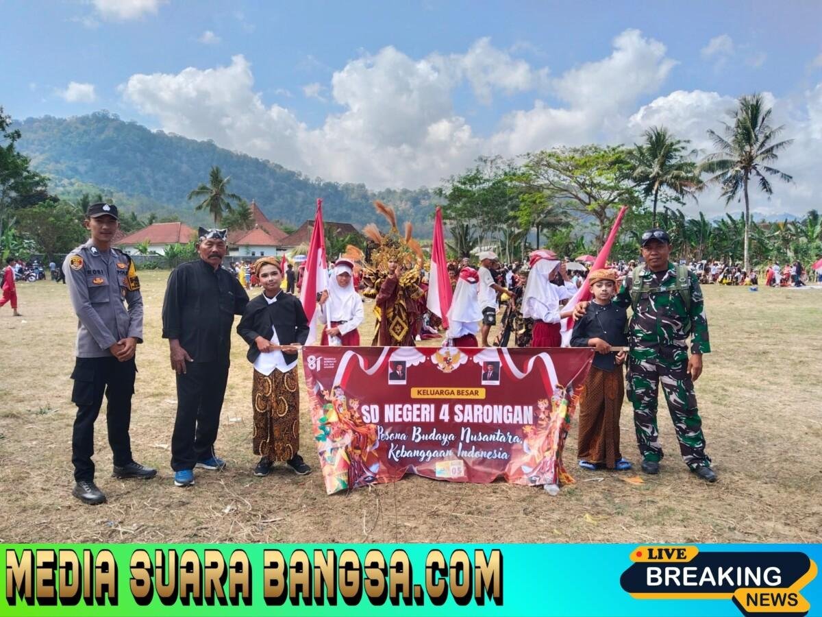Kawal Karnaval HUT RI ke-81, Babinsa Koramil 0825-11/Pesanggaran, Jaga Keamanan Pelaksanaan Karnaval