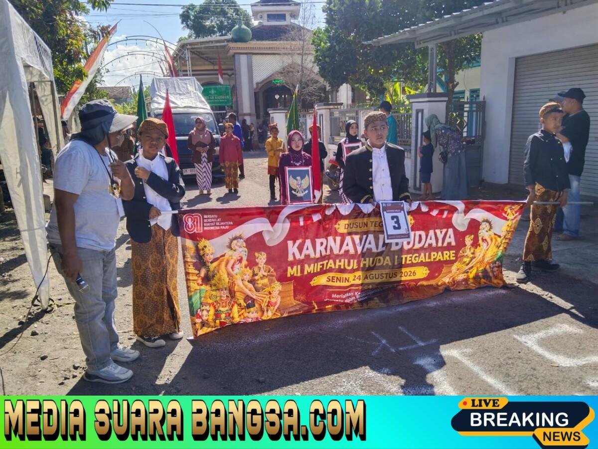 Karnaval HUT ke-81 RI di Tegalpare Meriah, Babinsa Koramil 0825/17 Muncar Turut Pastikan Kegiatan Aman