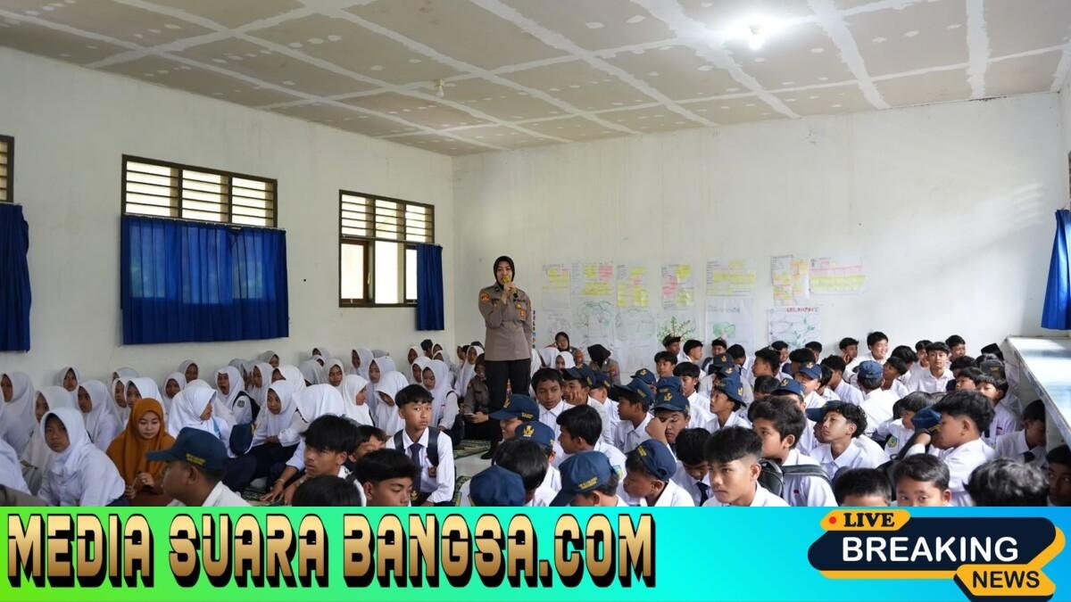 ‎‎Sambangi SMPN 3 Kalipuro, Polwan Banyuwangi Beri Edukasi Kenakalan Remaja