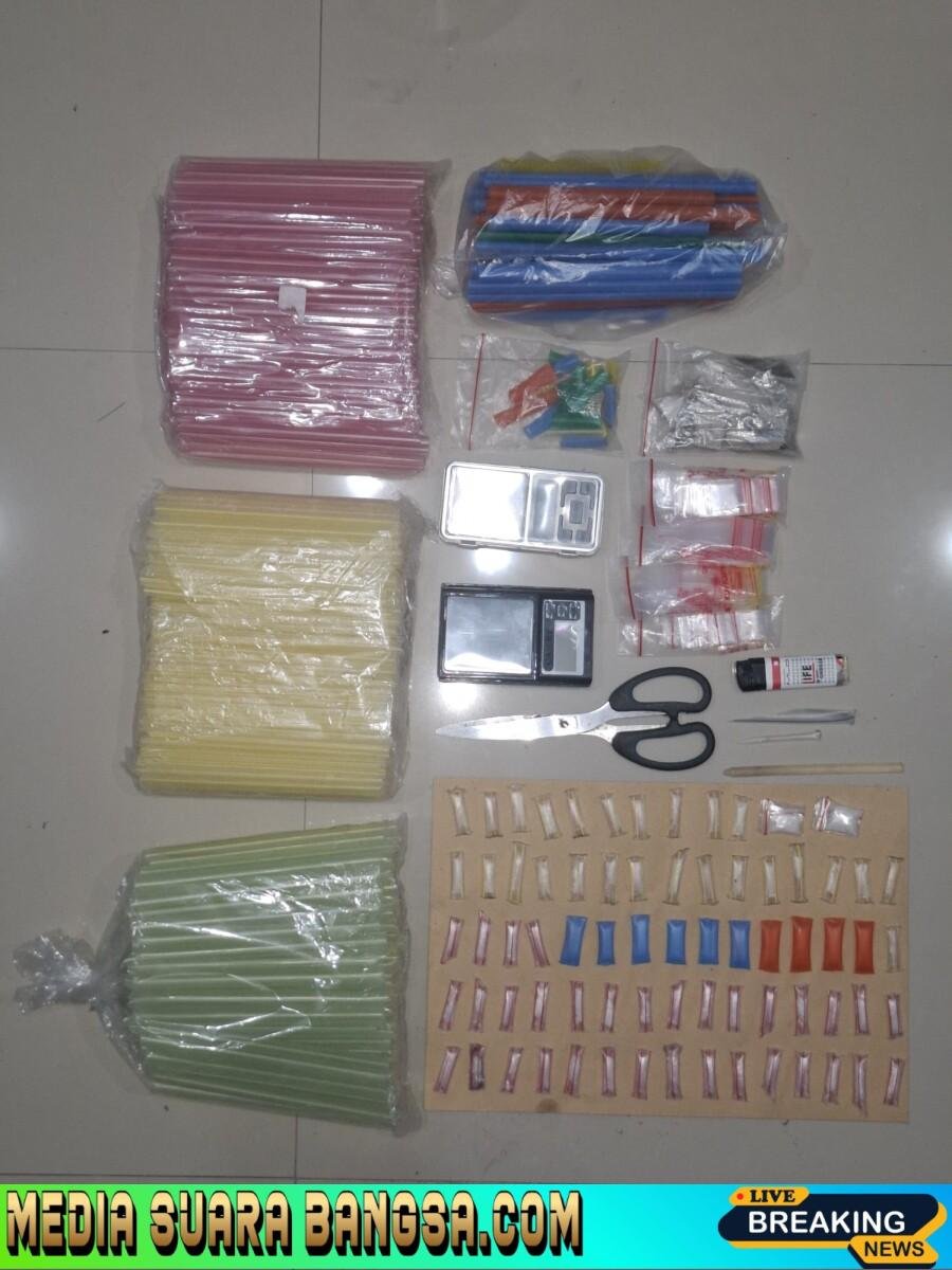 Operasi BNNK Banyuwangi di Kecamatan Muncar mengamankan 72 paket sabu serta sejumlah barang bukti yang diduga berkaitan dengan aktivitas peredaran narkotika.