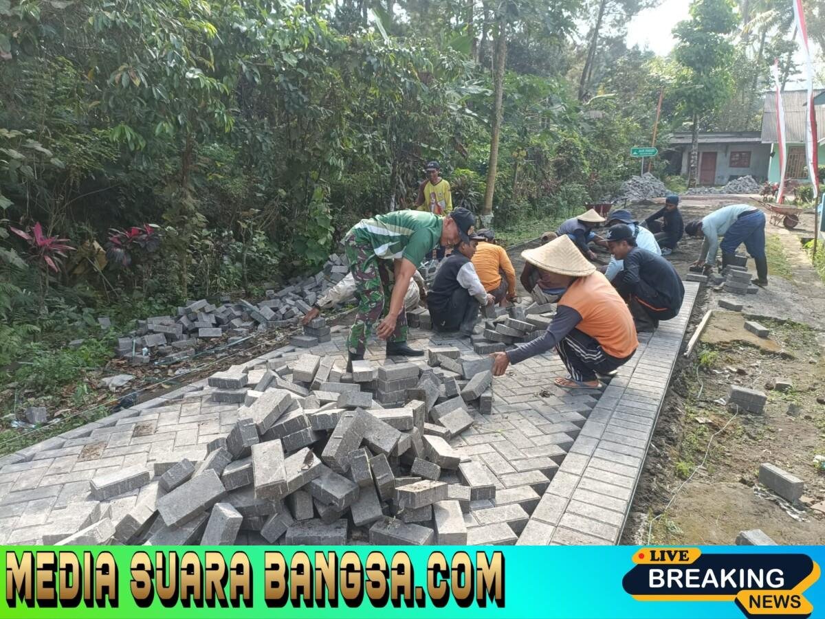 Babinsa Monitoring Karya Bhakti Pemasangan Paving di Wilayah Binaan Desa Margomulyo
