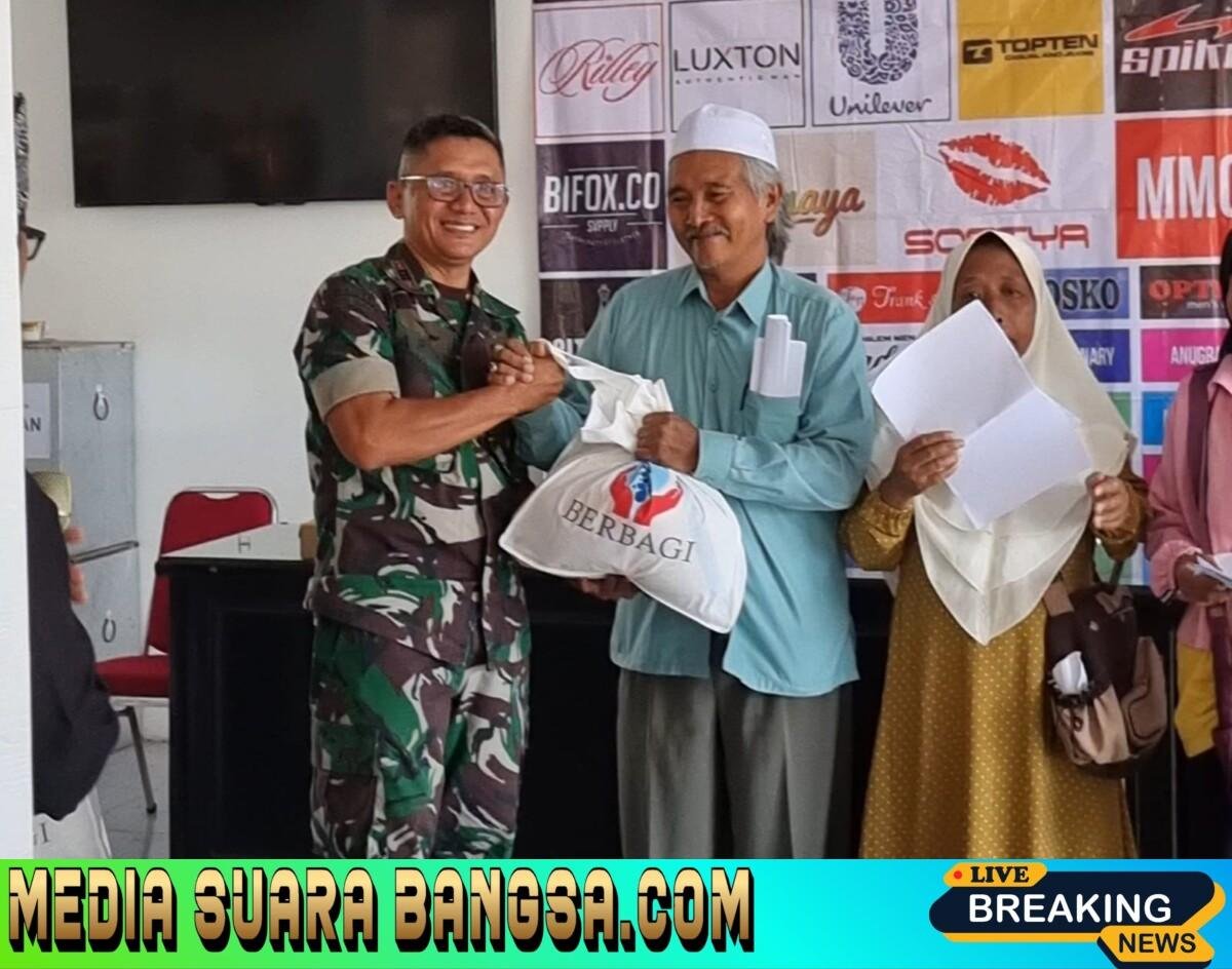 Bukan Cuma Jaga Teritorial, Danramil Genteng Turun Tangan Kawal 150 Paket Sembako di Genteng Wetan