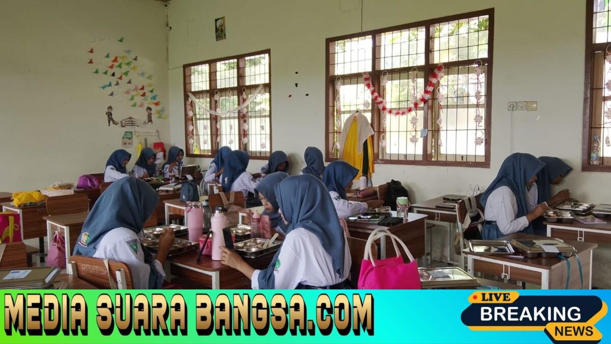 Babinsa Koramil Singojuruh Dampingi Distribusi Makan Bergizi Gratis di Desa Singolatren