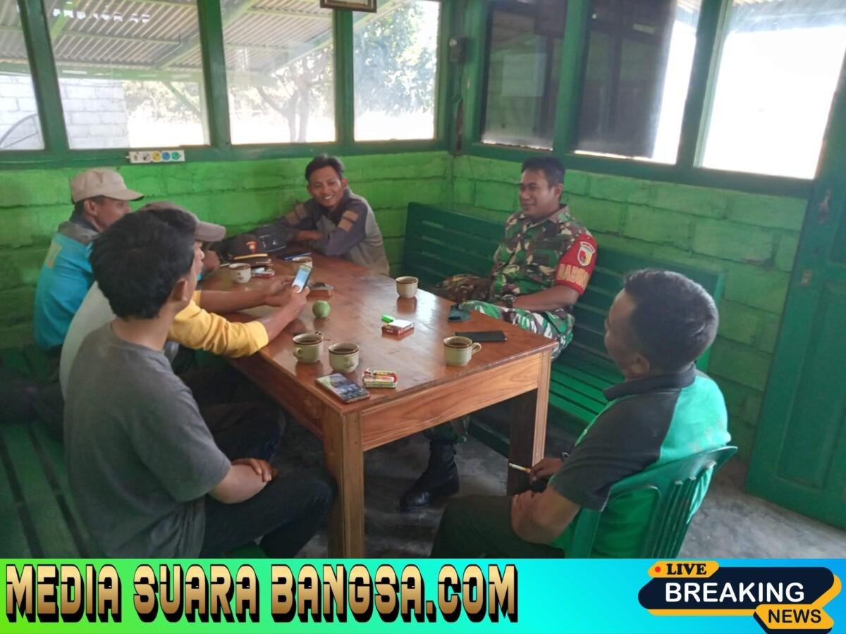 Serda Rudi Hariyanto, Babinsa Watukebo, Melaksanakan Komsos Bersama Perhutani Perkuat Sinergi Kelestarian Hutan