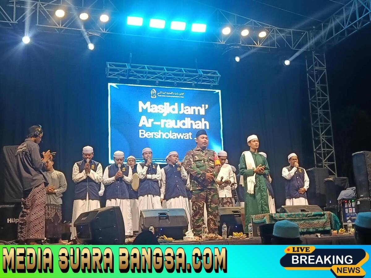Di Balik Lantunan Shalawat Maulid di Masjid Ar-Raudhah Klatak, Babinsa Koramil 0825/21 Kalipuro Bawa Pesan Persatuan