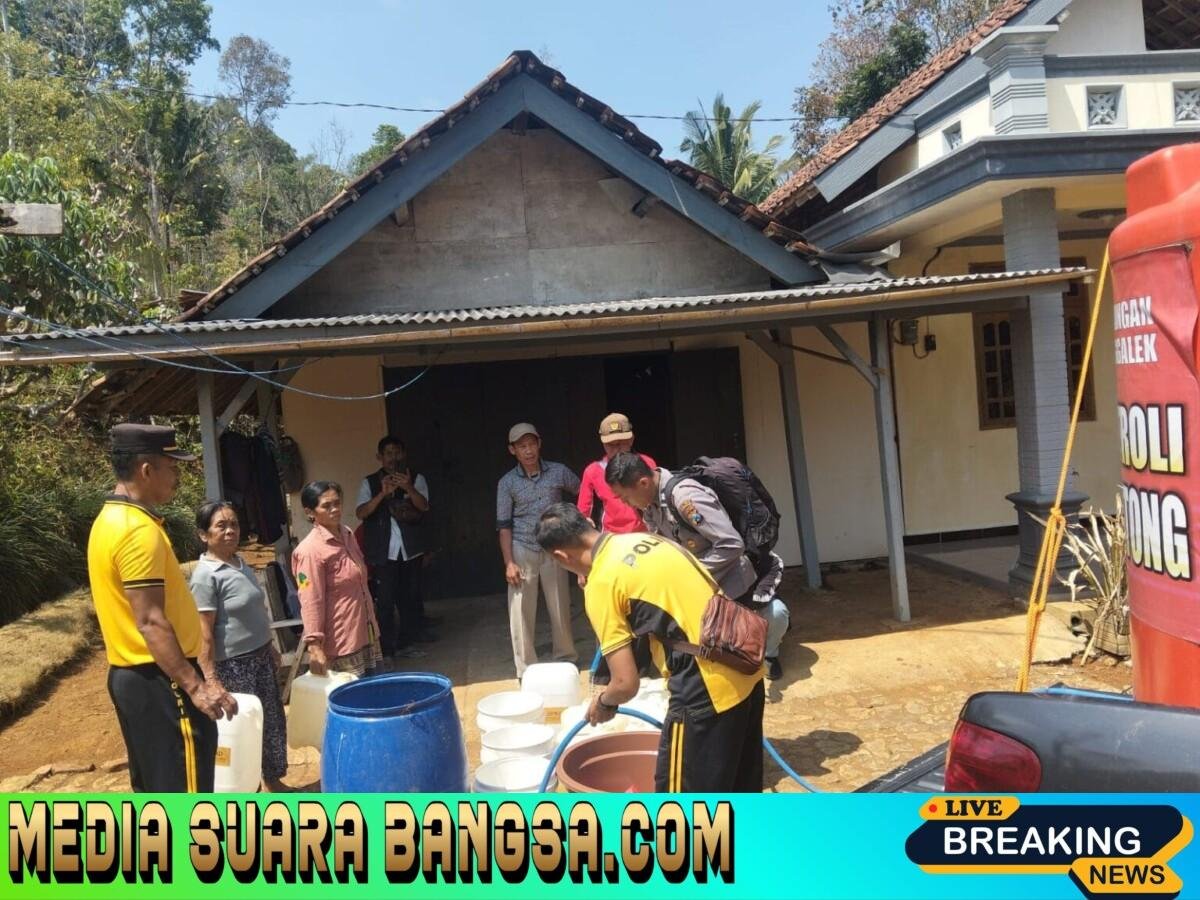 Polres Trenggalek Distribusikan Air Bersih ke Pelosok Desa Melalui Patroli Gentong dan Kendil