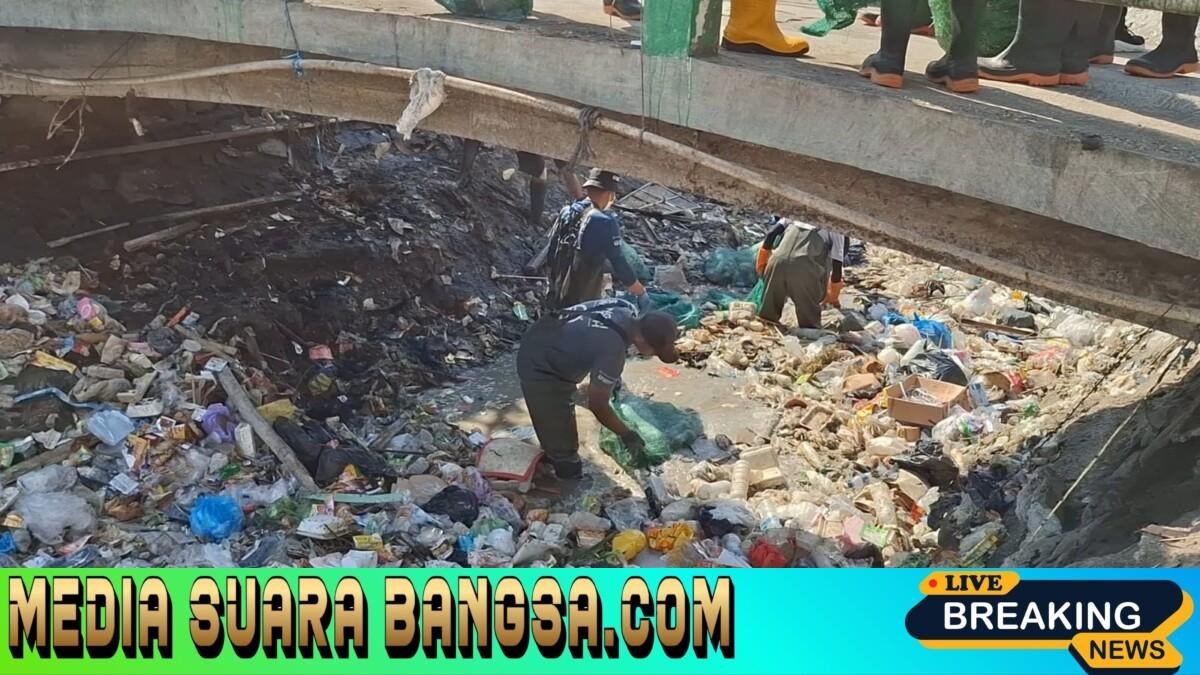 Bukan Sekadar Bersih-Bersih, Anggota Kodim 0825/Banyuwangi Turun Tangan di Sungai Kalamati