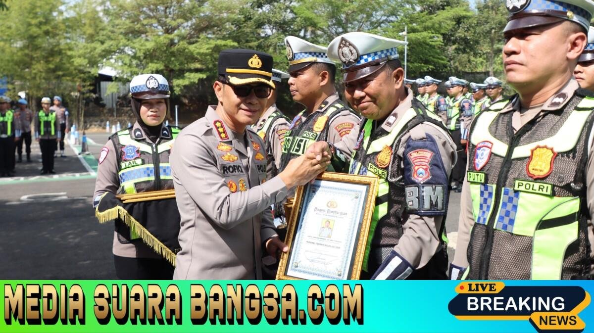 Hari Lalu Lintas Bhayangkara ke-71, Polresta Banyuwangi Beri Penghargaan kepada Personel Berprestasi