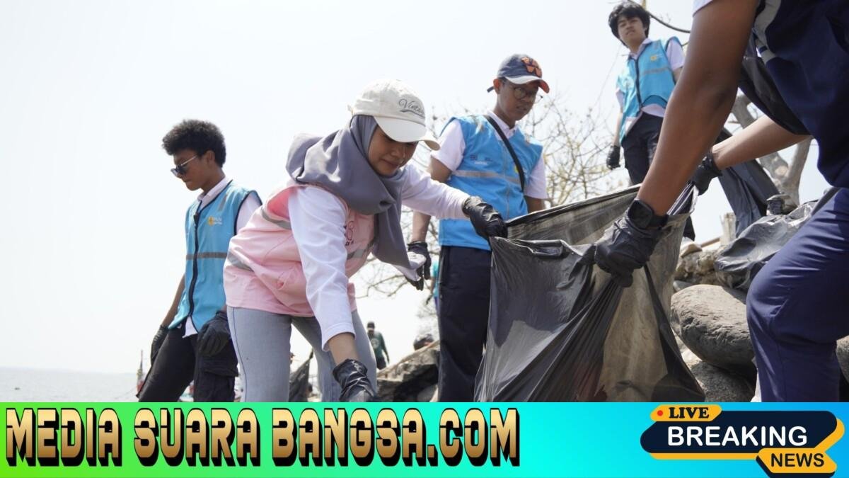srikandi pln icon plus jatim bersama warga jaga lingkungan pesisir kampung nelayan kalibuntu