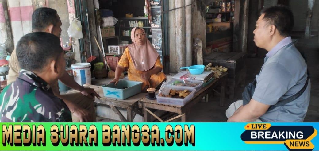 Perkuat Sinergitas, Babinsa Koramil 0825/15 dan Perangkat Desa Wongsorejo Gelar Komsos di Pasar Tradisional