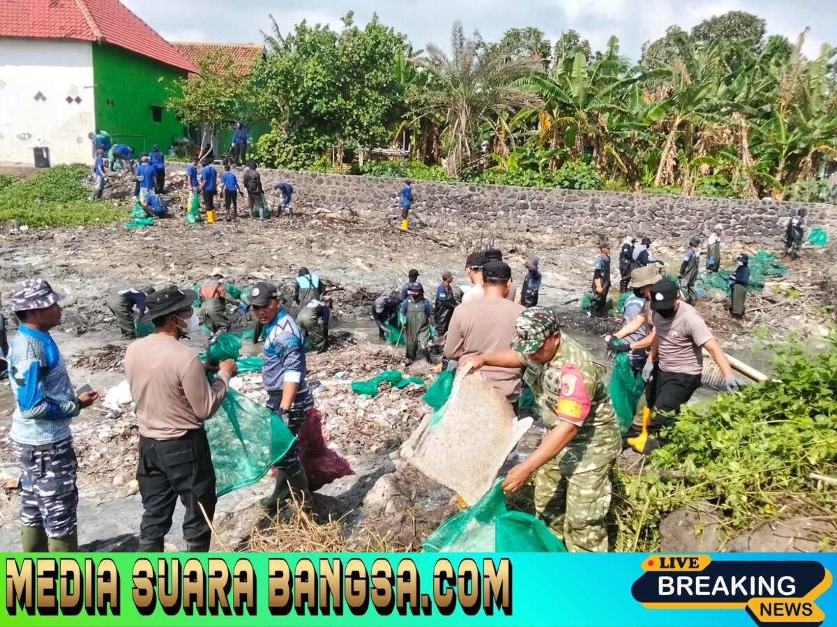 Perangi Sampah hingga Muara Laut! Koramil Muncar Bersama TNI-Polri dan Sungai Watch Bergerak Bersihkan Sungai Kalimati